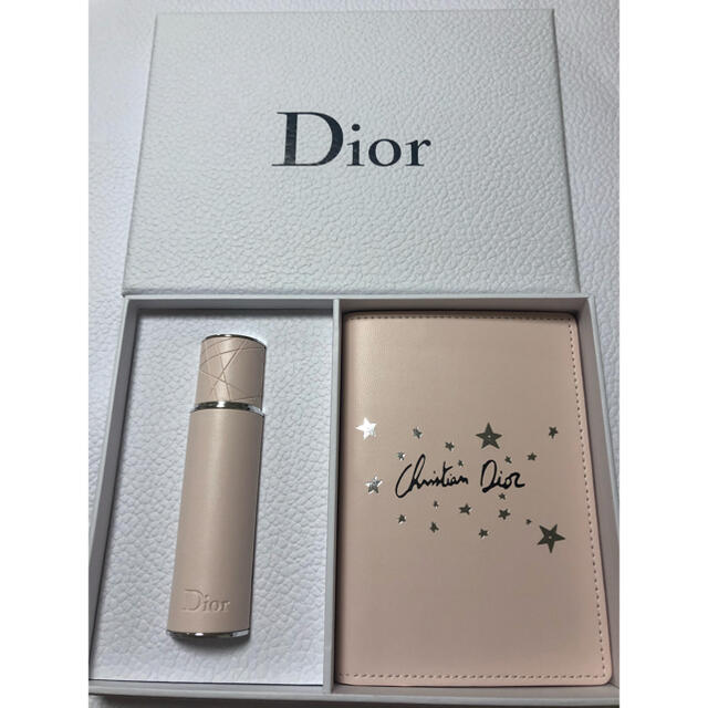 Christian Dior(クリスチャンディオール)の【新品未使用】ディオール ギフト　香水＆パスポートケース コスメ/美容の香水(香水(女性用))の商品写真