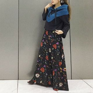 グレースコンチネンタル(GRACE CONTINENTAL)のグレースコンチネンタル マルチフラワー刺繍スカート(ロングスカート)