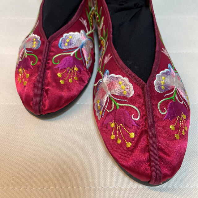 ワインレッドフラットシューズ　台湾製　蝶々モチーフ レディースの靴/シューズ(バレエシューズ)の商品写真