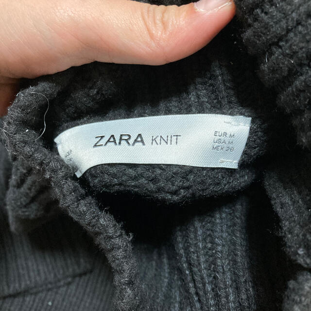 ZARA(ザラ)のZARA 金ボタン　黒ニット レディースのトップス(ニット/セーター)の商品写真