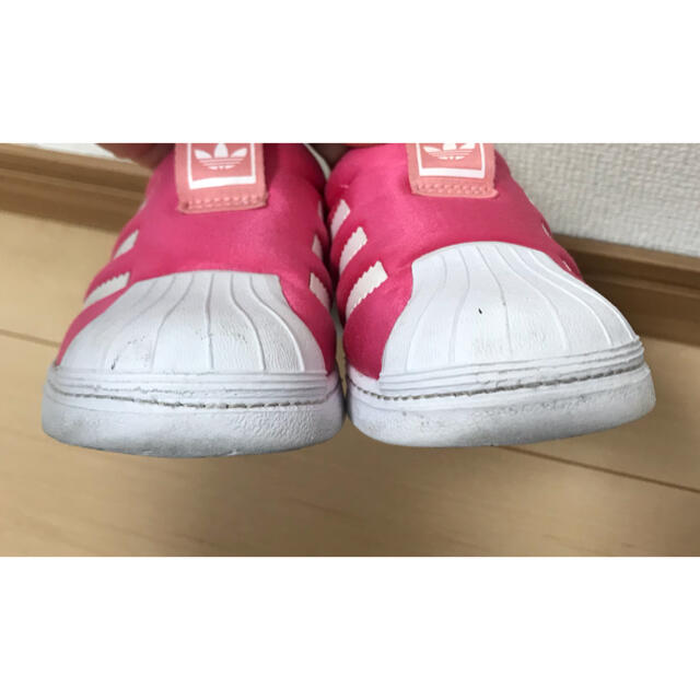 adidas(アディダス)のアディダススリッポン　スニーカー　キッズ キッズ/ベビー/マタニティのキッズ靴/シューズ(15cm~)(スリッポン)の商品写真