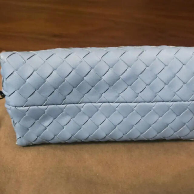 Bottega Veneta(ボッテガヴェネタ)の新品未使用　ボッテガポーチ　ライトブルー レディースのファッション小物(ポーチ)の商品写真