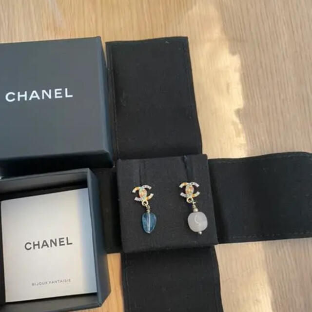 CHANEL(シャネル)のシャネル   ピアス　ストーン　マルチカラー　天然石 レディースのアクセサリー(ピアス)の商品写真