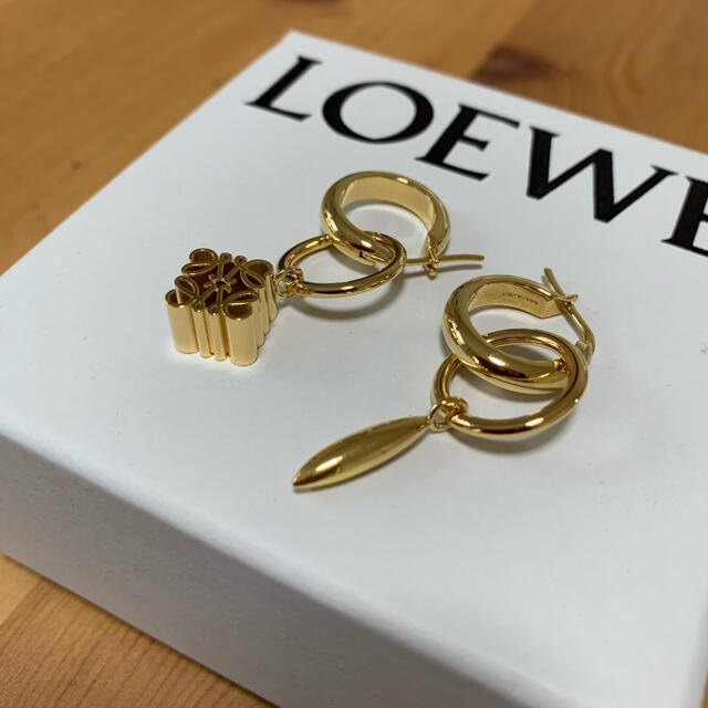 SALE豊富な LOEWE - 美品☆ロエベ 人気ピアス ゴールド ほぼ未使用！の