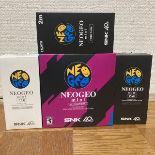 ネオジオ(NEOGEO)の【新品】ネオジオミニ インターナショナル 純正パッド白/黒  HDMIケーブル付(家庭用ゲーム機本体)