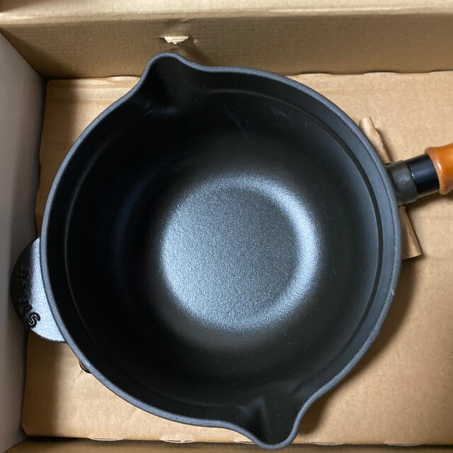 STAUB(ストウブ)の新品未使用　ストウブ　staub 鍋　ソースパン　片手なべ インテリア/住まい/日用品のキッチン/食器(鍋/フライパン)の商品写真