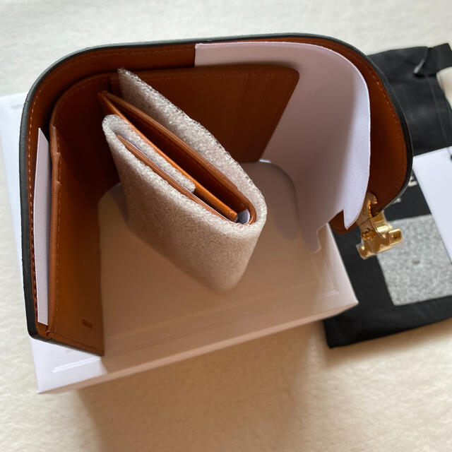 celine(セリーヌ)の新品 CELINE トリオンフ スモールフラップウォレット タン レディースのファッション小物(財布)の商品写真