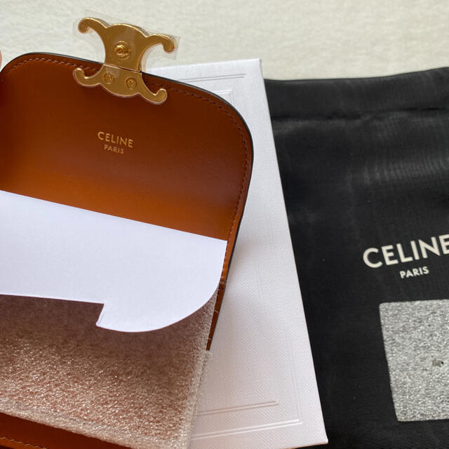 celine(セリーヌ)の新品 CELINE トリオンフ スモールフラップウォレット タン レディースのファッション小物(財布)の商品写真