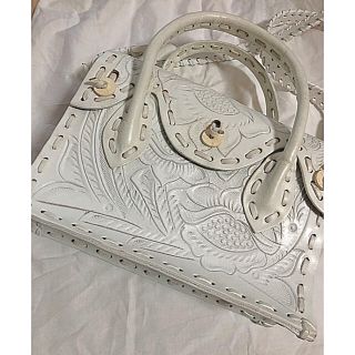 レア　カービングトライブス  ショルダーbag  パールホワイト　レア