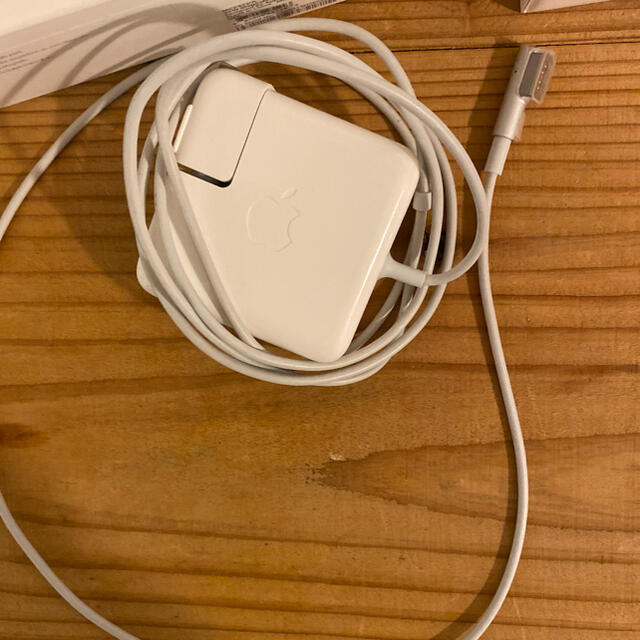 Apple(アップル)の【お値下げ】Apple MagSafe 電源アダプタ 45W MC747J/A スマホ/家電/カメラのスマートフォン/携帯電話(バッテリー/充電器)の商品写真