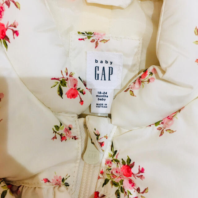 babyGAP(ベビーギャップ)の華蓮さま専用　新品 babyGAP ベスト アイボリー　花柄 キッズ/ベビー/マタニティのキッズ服女の子用(90cm~)(ジャケット/上着)の商品写真