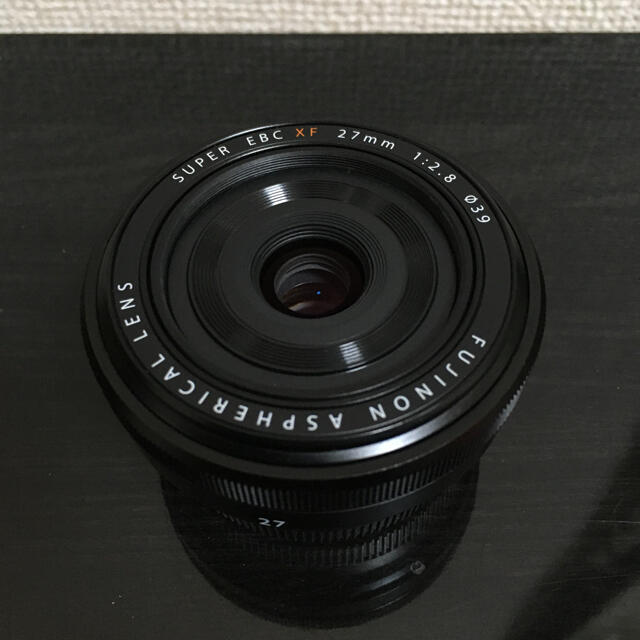 富士フイルム(フジフイルム)のFUJIFILM XF27mm F2.8 フジフイルム Xマウント スマホ/家電/カメラのカメラ(レンズ(単焦点))の商品写真
