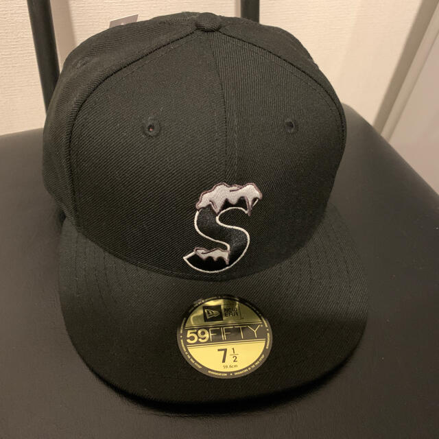 Supreme(シュプリーム)のSupreme Slogo New Era  7 1/2 ブラック メンズの帽子(キャップ)の商品写真
