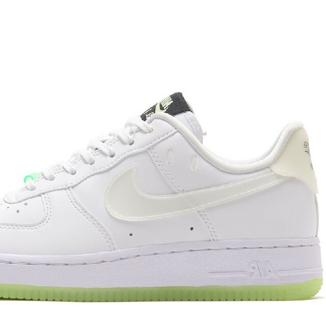 NIKE(ナイキ)のNIKE WMNS AIR FORCE 1 '07 LX   22.5cm メンズの靴/シューズ(スニーカー)の商品写真