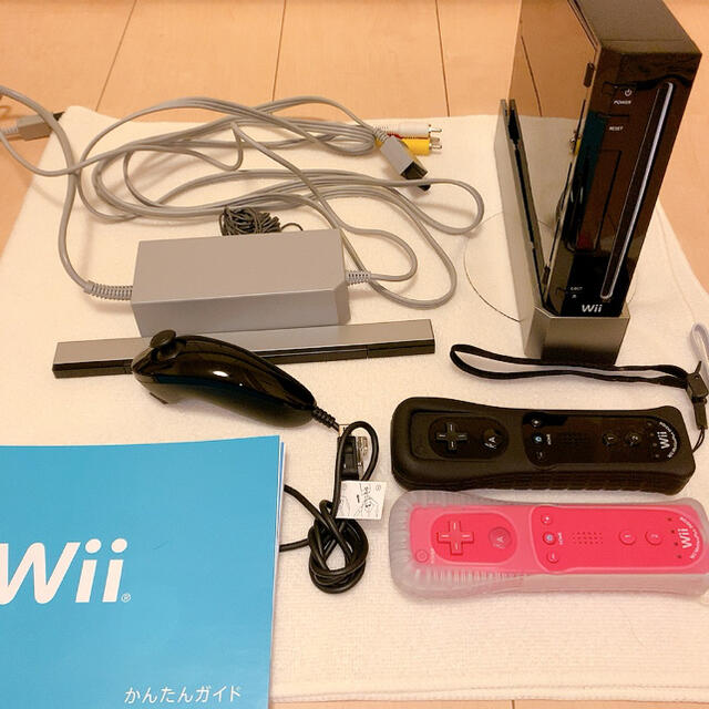 Wii(ウィー)のNintendo Wii RVL-S-KAAH エンタメ/ホビーのゲームソフト/ゲーム機本体(家庭用ゲーム機本体)の商品写真