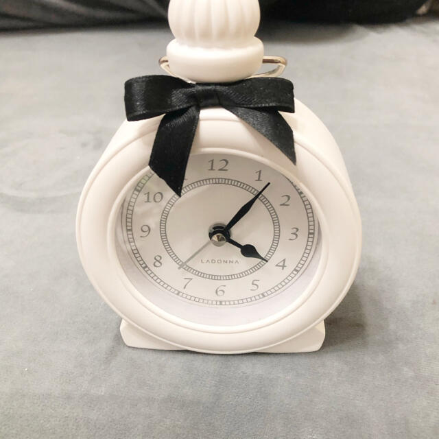 Francfranc(フランフラン)のパフューム型置き時計　ホワイト　白　フランフラン　クラシカルテーブルクロック インテリア/住まい/日用品のインテリア小物(置時計)の商品写真