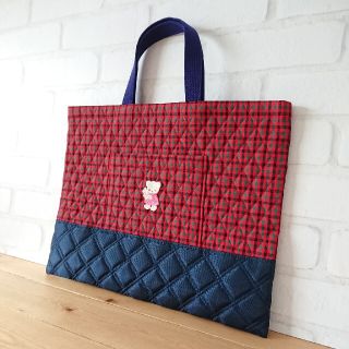 ファミリア(familiar)の【ハンドメイド】フラワーワッペン付レッスンバッグ 赤チェック×紺(バッグ/レッスンバッグ)