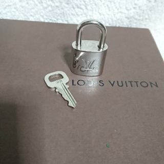 ルイヴィトン(LOUIS VUITTON)のルイヴィトン シルバー カデナ南京錠、鍵付き！(ネックレス)