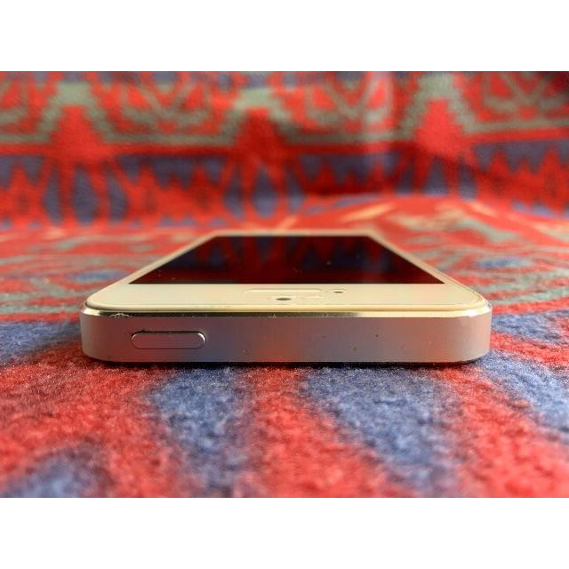Apple(アップル)のiPhone5s 64GB シルバー A1453 Docomo スマホ/家電/カメラのスマートフォン/携帯電話(スマートフォン本体)の商品写真