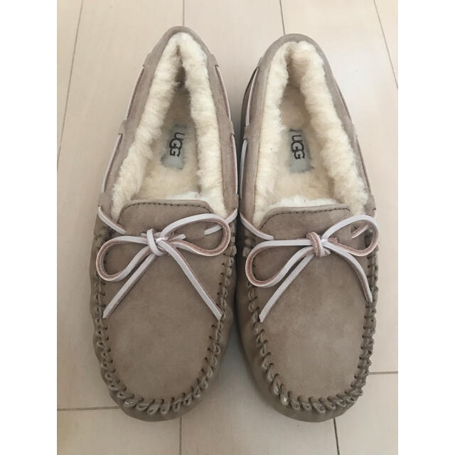 レディース未使用 UGG ダコタ 24cm ベージュ タバコ　モカシン　ムートン