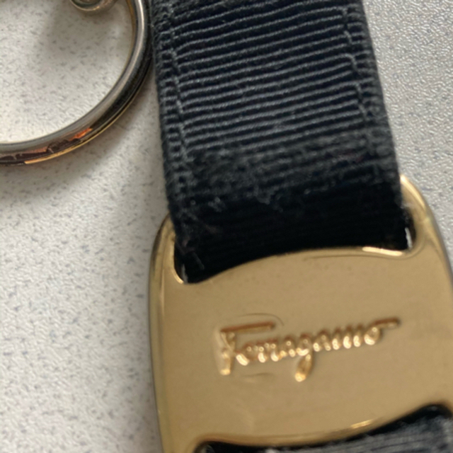 Salvatore Ferragamo(サルヴァトーレフェラガモ)のフェラガモ　ヴァラ　キーホルダー レディースのファッション小物(キーホルダー)の商品写真