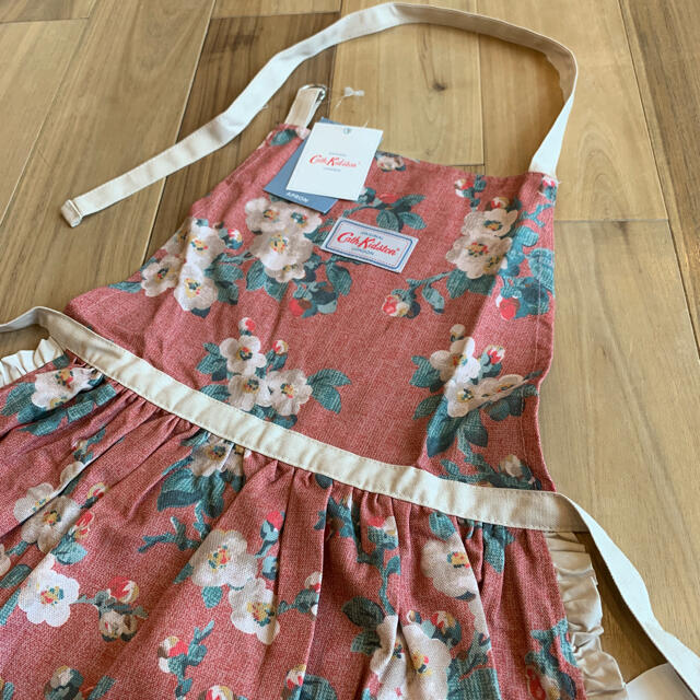 Cath Kidston(キャスキッドソン)の【新品】エプロン キャスキッドソン メイフィールドブロッサム インテリア/住まい/日用品のキッチン/食器(その他)の商品写真