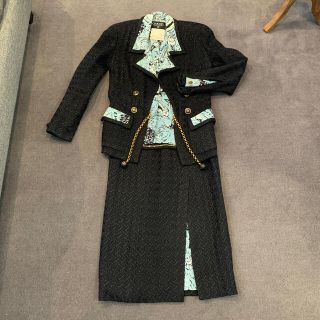 シャネル(CHANEL)のCHANEL 黒　カメリア柄　スーツ(スーツ)