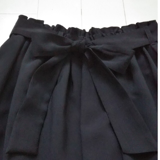 HONEYS(ハニーズ)の【美品】フレアスカート ブラック ゆったりさらさら生地 レディースのスカート(ひざ丈スカート)の商品写真