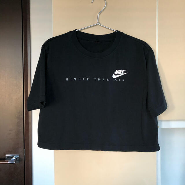 NIKE(ナイキ)のNIKE ショート丈の黒Tシャツ レディースのトップス(Tシャツ(半袖/袖なし))の商品写真