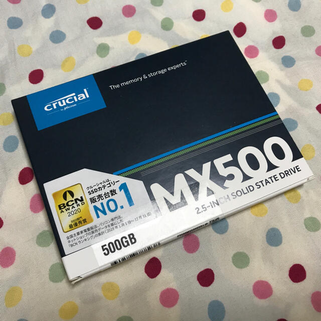 【新品】Crucial SSD 500GB CT500MX500SSD1JP スマホ/家電/カメラのPC/タブレット(PCパーツ)の商品写真