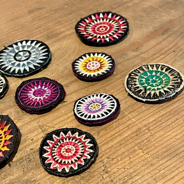 titicaca(チチカカ)のモン族古布◎刺繍ワッペン◎いろいろ9個 ハンドメイドの素材/材料(生地/糸)の商品写真