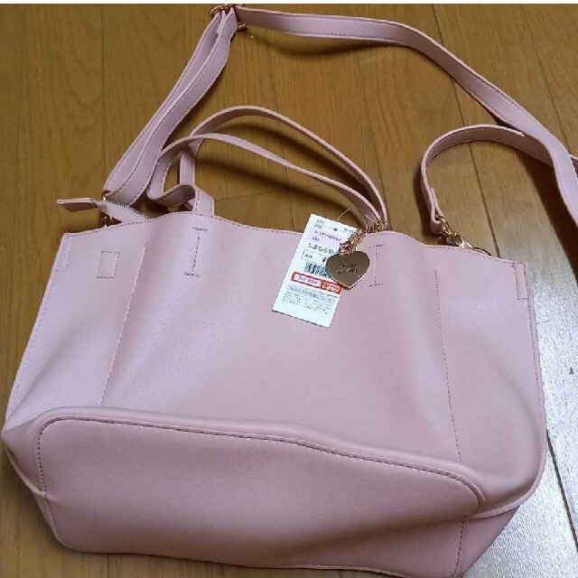 しまむら(シマムラ)の新品　タグ付　ショルダーバック　ハートチャーム　しまむら　ピンク　淡桃　バック レディースのバッグ(ショルダーバッグ)の商品写真