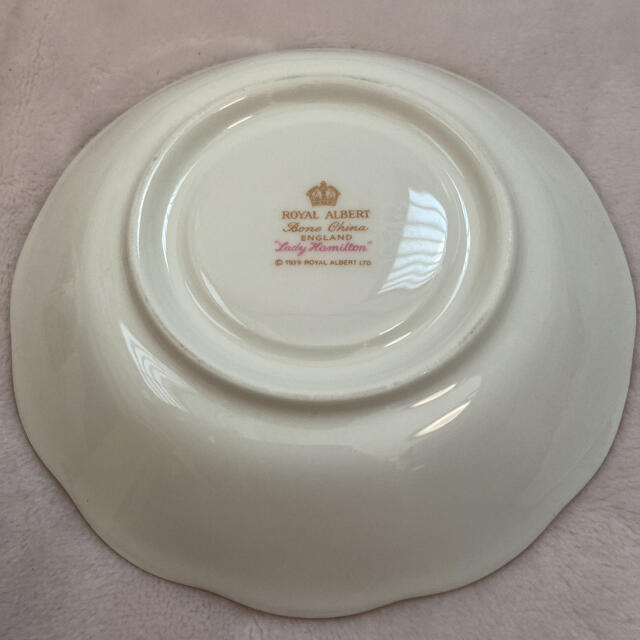 ROYAL ALBERT(ロイヤルアルバート)の鑑賞用　Royal Albert カップ　ソーサー　レディーハミルトン インテリア/住まい/日用品のキッチン/食器(グラス/カップ)の商品写真