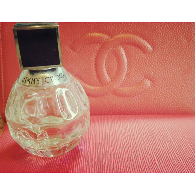 JIMMY CHOO(ジミーチュウ)のジミーチュウ☆オードトワレ40ml コスメ/美容の香水(香水(女性用))の商品写真