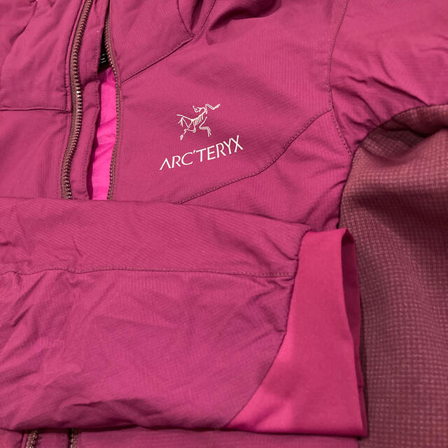 ARC'TERYX(アークテリクス)の【ARC’TERYX】アトムLT フーディー　レディース　アークテリクス レディースのジャケット/アウター(ナイロンジャケット)の商品写真