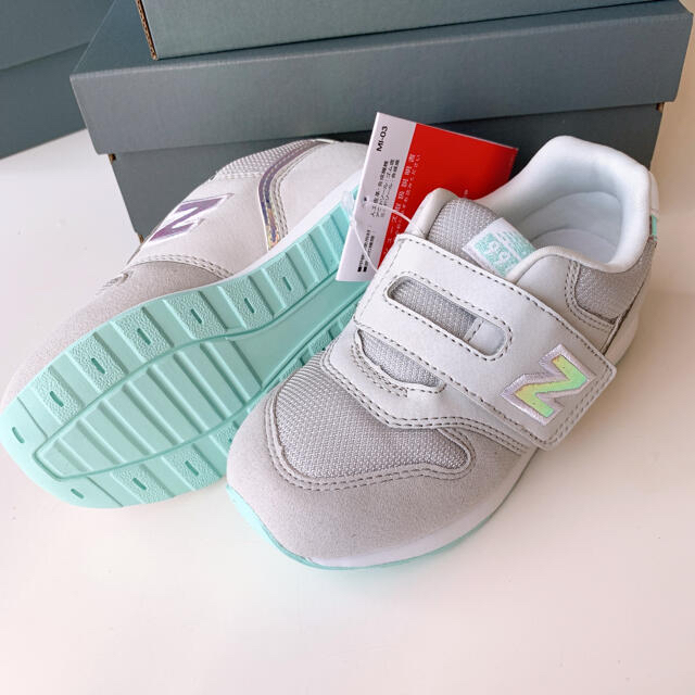 New Balance(ニューバランス)の15.0 新品 ニューバランス スニーカー 996 ホログラム グレー キッズ キッズ/ベビー/マタニティのキッズ靴/シューズ(15cm~)(スニーカー)の商品写真