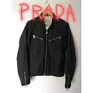 プラダ(PRADA)のプラダスポーツ羊革レザートリムメタル吹付ライダース細身ジップブルゾン黒(ライダースジャケット)