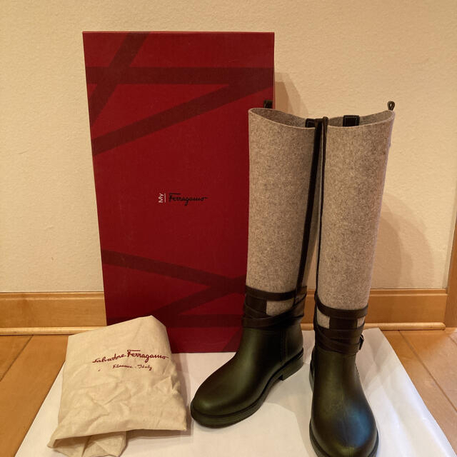 Ferragamo(フェラガモ)の【新品・未使用】フェラガモ　ブーツ　ロング　フェルト　長靴 レディースの靴/シューズ(ブーツ)の商品写真