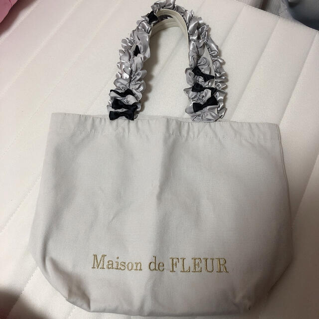 Maison de FLEUR(メゾンドフルール)のメゾンドフルール  フリルハンドルトートバッグ レディースのバッグ(トートバッグ)の商品写真