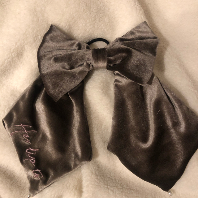 Her lip to Velvet Bow Scrunchie Black