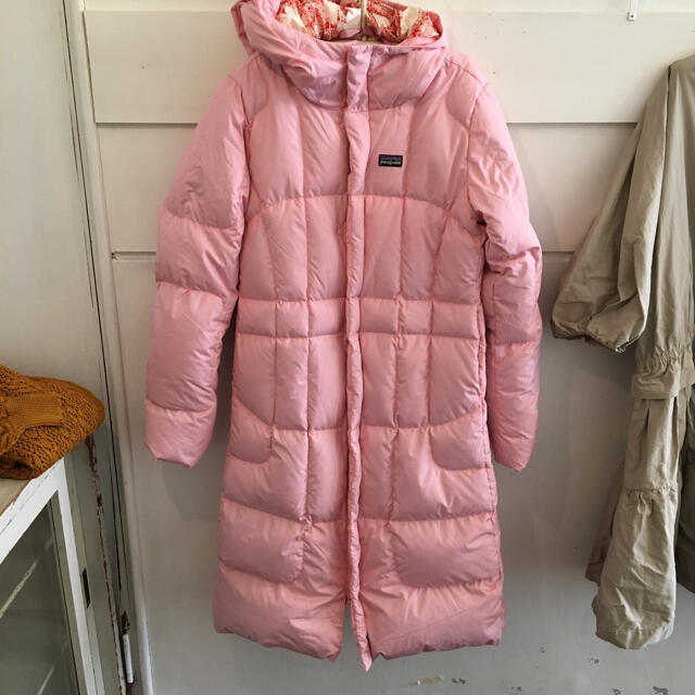 patagonia(パタゴニア)のpatagonia baby pink down coat. レディースのジャケット/アウター(ダウンコート)の商品写真
