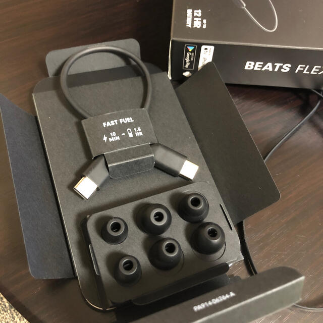 Apple(アップル)のBEATS FLEX スマホ/家電/カメラのオーディオ機器(ヘッドフォン/イヤフォン)の商品写真