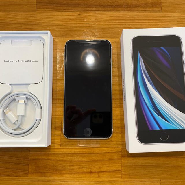 Apple(アップル)のiPhone SE2 64Ｇ 新品未使用 SIMフリー ホワイト スマホ/家電/カメラのスマートフォン/携帯電話(スマートフォン本体)の商品写真