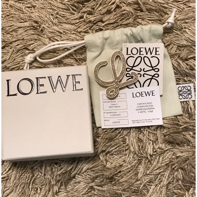 LOEWE(ロエベ)のロエベ♡イニシャルパールブローチ レディースのアクセサリー(ブローチ/コサージュ)の商品写真