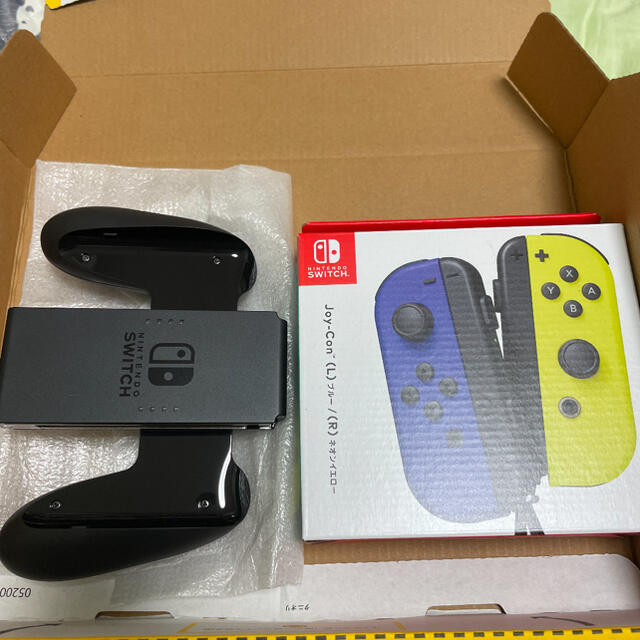 Nintendo Switch(ニンテンドースイッチ)のジョイコン　新品未開封 （L)ブルー/(R)ネオンイエロー グリップ   エンタメ/ホビーのゲームソフト/ゲーム機本体(その他)の商品写真