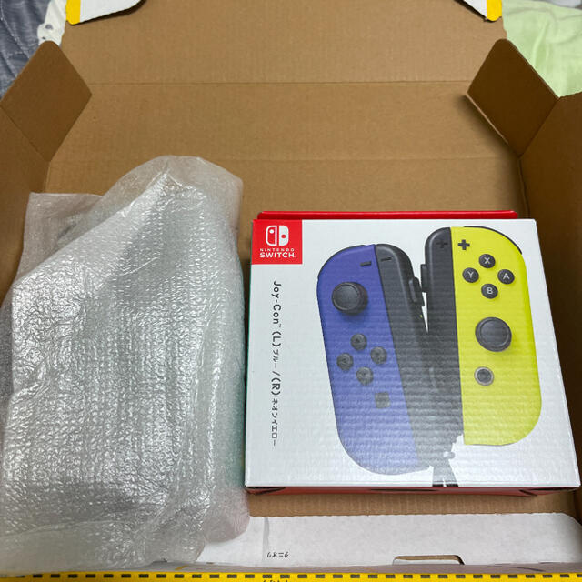 Nintendo Switch(ニンテンドースイッチ)のジョイコン　新品未開封 （L)ブルー/(R)ネオンイエロー グリップ   エンタメ/ホビーのゲームソフト/ゲーム機本体(その他)の商品写真