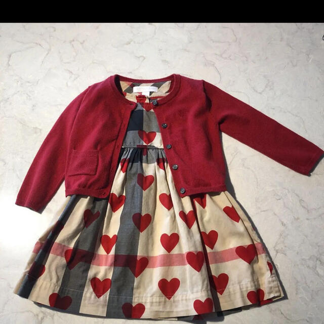 BURBERRY(バーバリー)のBurberry ハートワンピースとカーディガン　18mと12m キッズ/ベビー/マタニティのベビー服(~85cm)(ワンピース)の商品写真