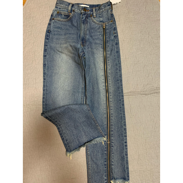 Ameri VINTAGE(アメリヴィンテージ)のZIPPER STRAIGHT DENIM  レディースのパンツ(デニム/ジーンズ)の商品写真