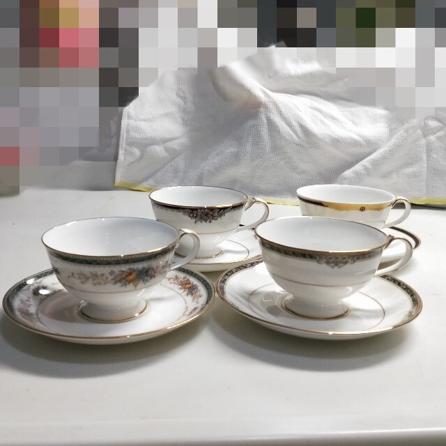 Noritake(ノリタケ)のNINA ママ様専用　Noritakeカップ＆ソーサー4客＋1客(傷あり) インテリア/住まい/日用品のキッチン/食器(グラス/カップ)の商品写真