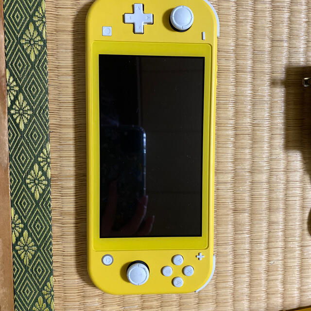 Nintendo Switch(ニンテンドースイッチ)のNintendo Switch Lite イエロー エンタメ/ホビーのゲームソフト/ゲーム機本体(家庭用ゲーム機本体)の商品写真